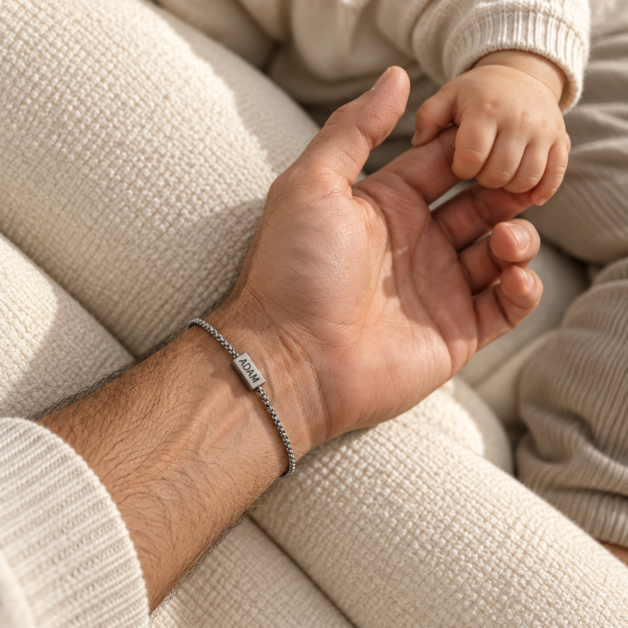 Bracelet argenté gravé ADAM, porté lors d’un moment père-enfant
