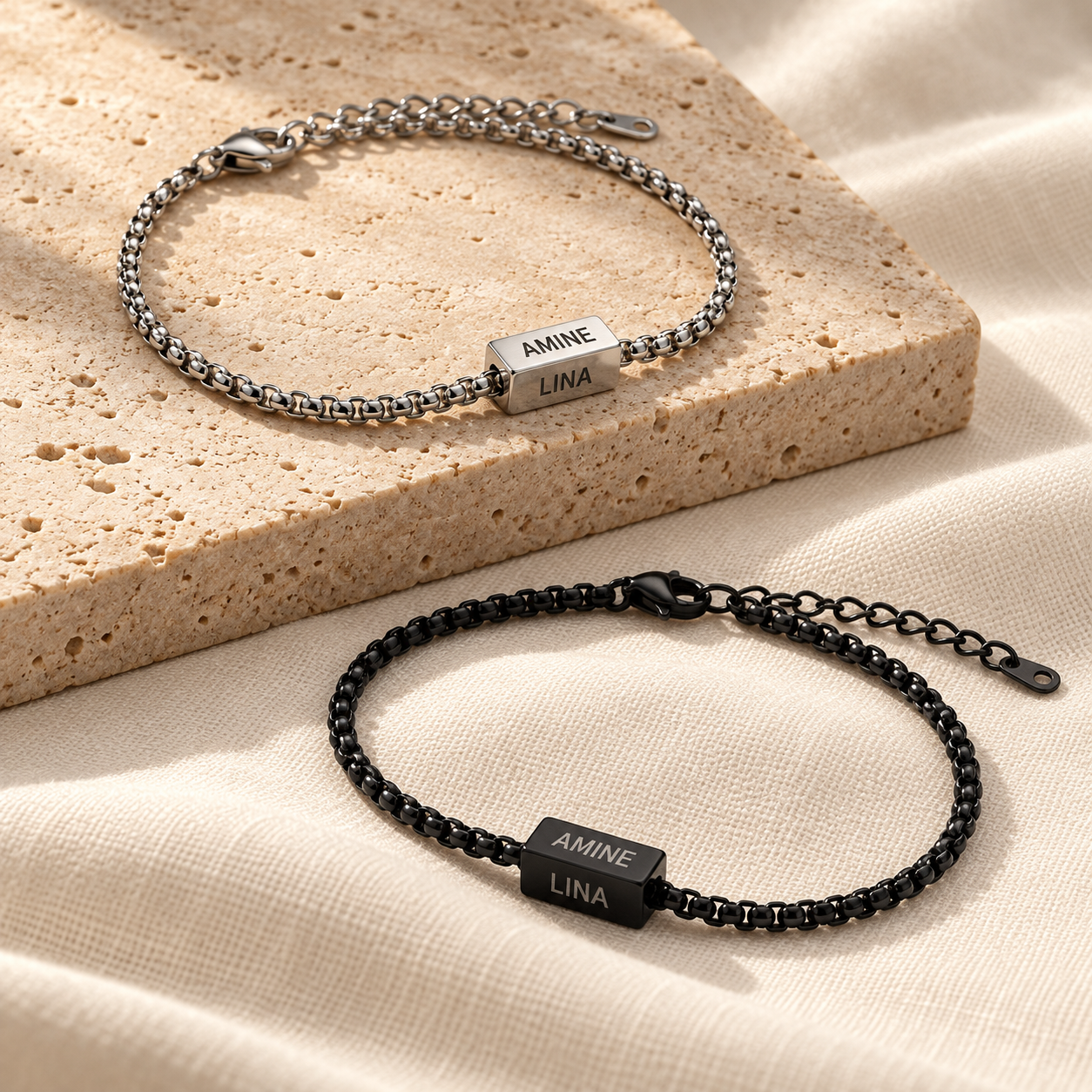 Les deux finitions argentée et noire du bracelet personnalisé