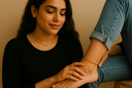Duo collier & chevillère – Fines chaînes à petits poids dorés